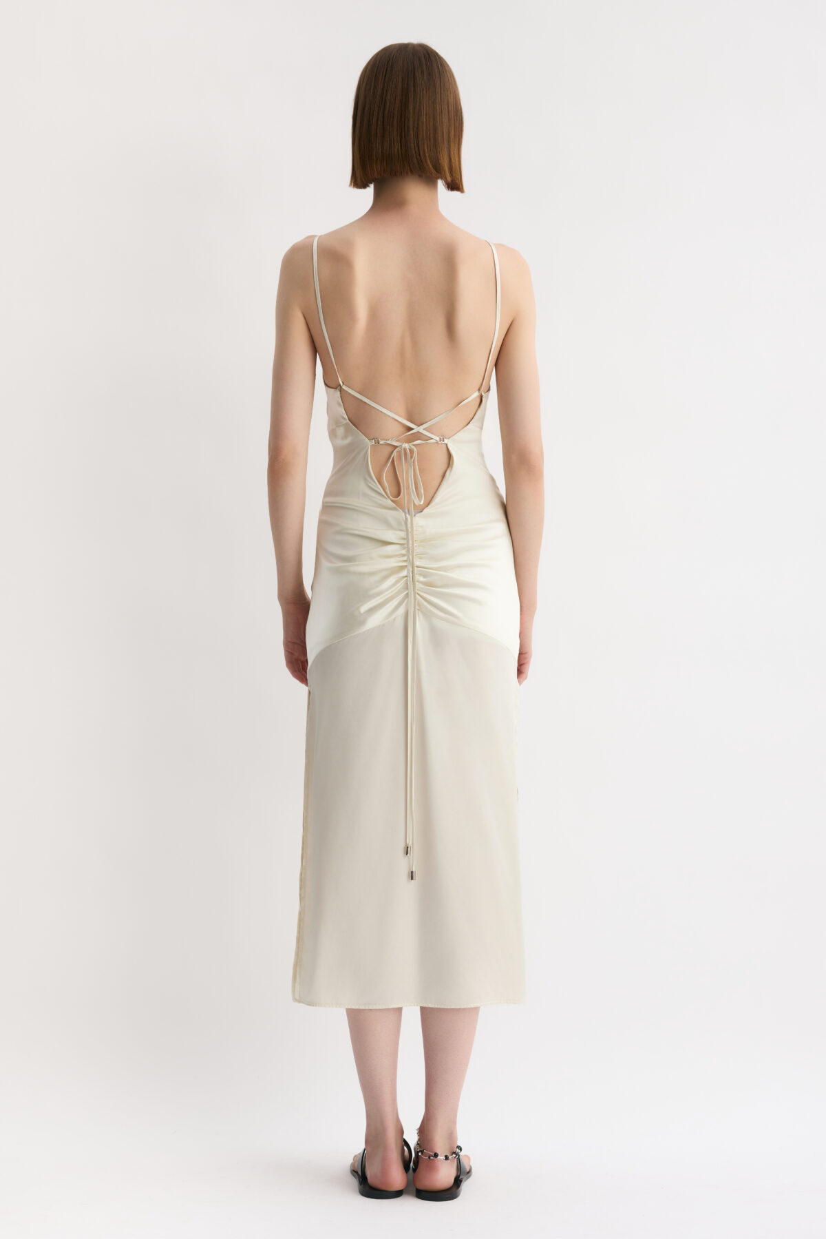 Jedwabna sukienka Fiora z szydełkowym detalem