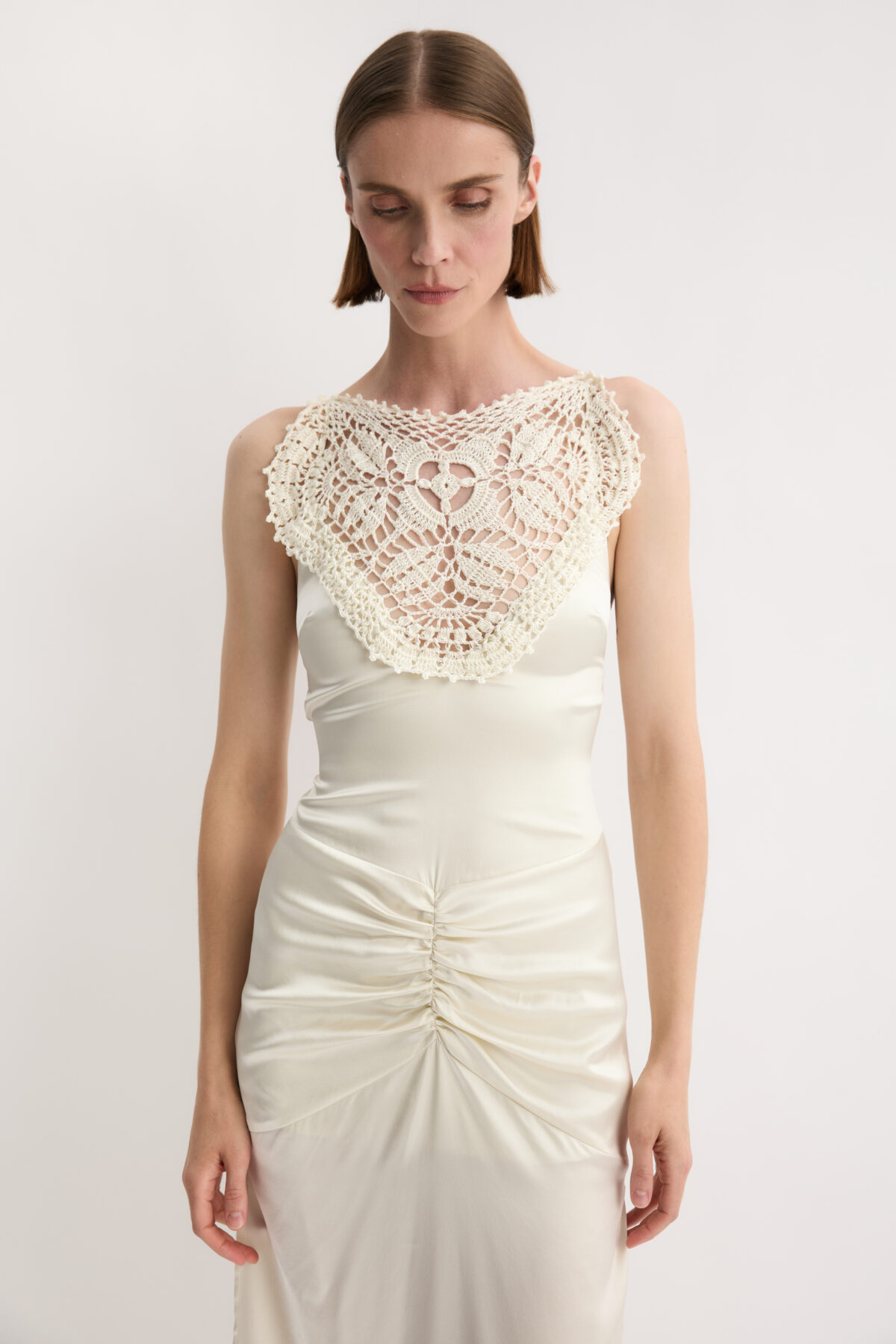 Jedwabna sukienka Fiora z szydełkowym detalem