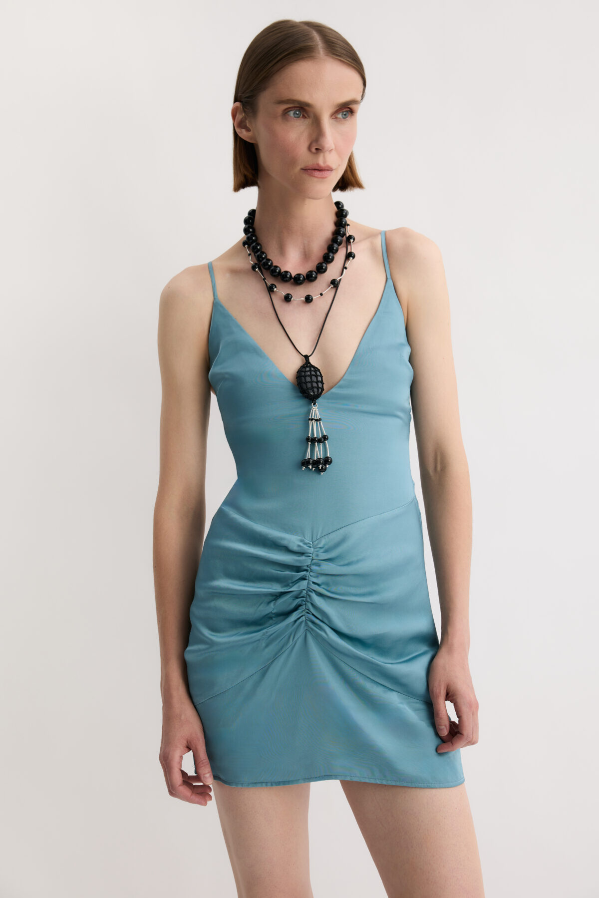 Sukienka Idolla z pięknym tyłem w kolorze błękitnym