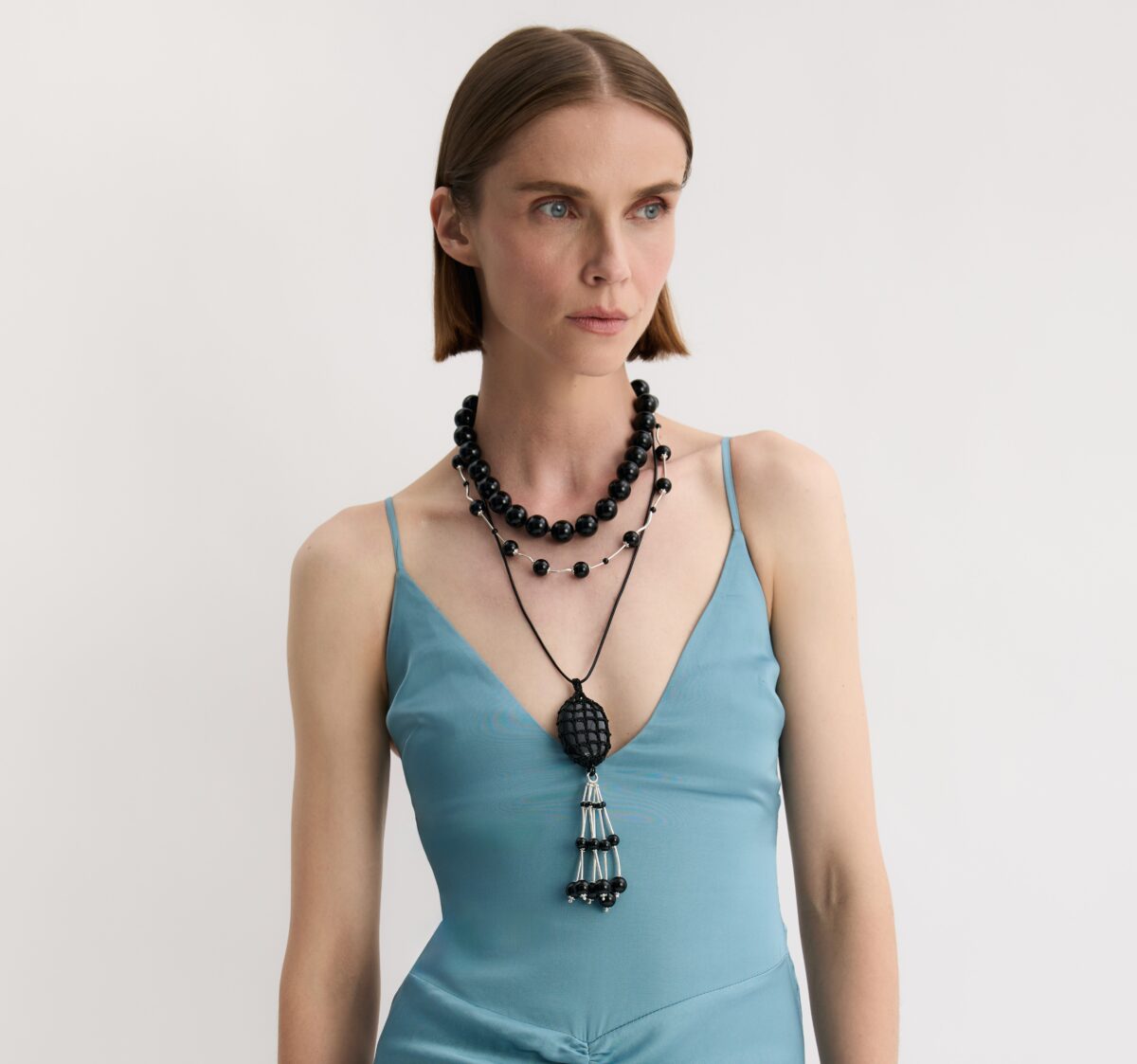 Sukienka Idolla z pięknym tyłem w kolorze błękitnym