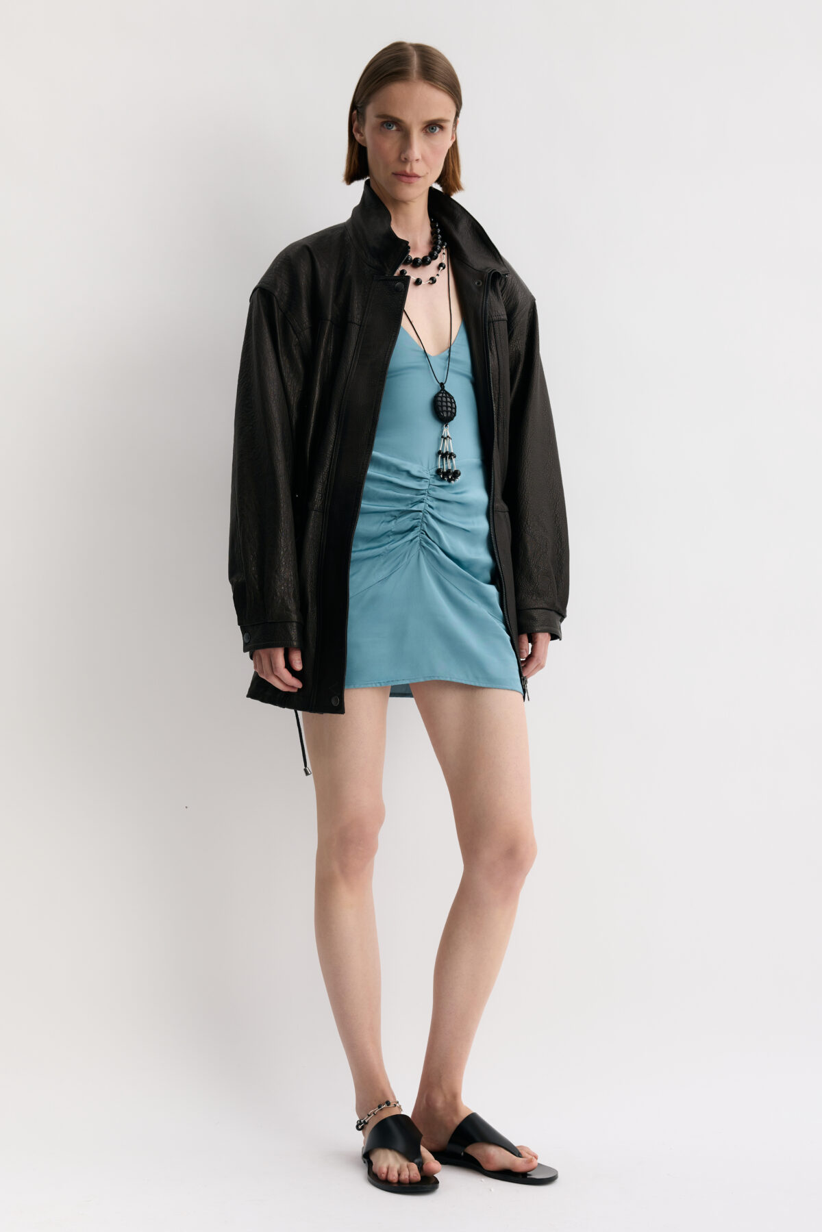 Dłuższa kurtka ze skóry czarnej