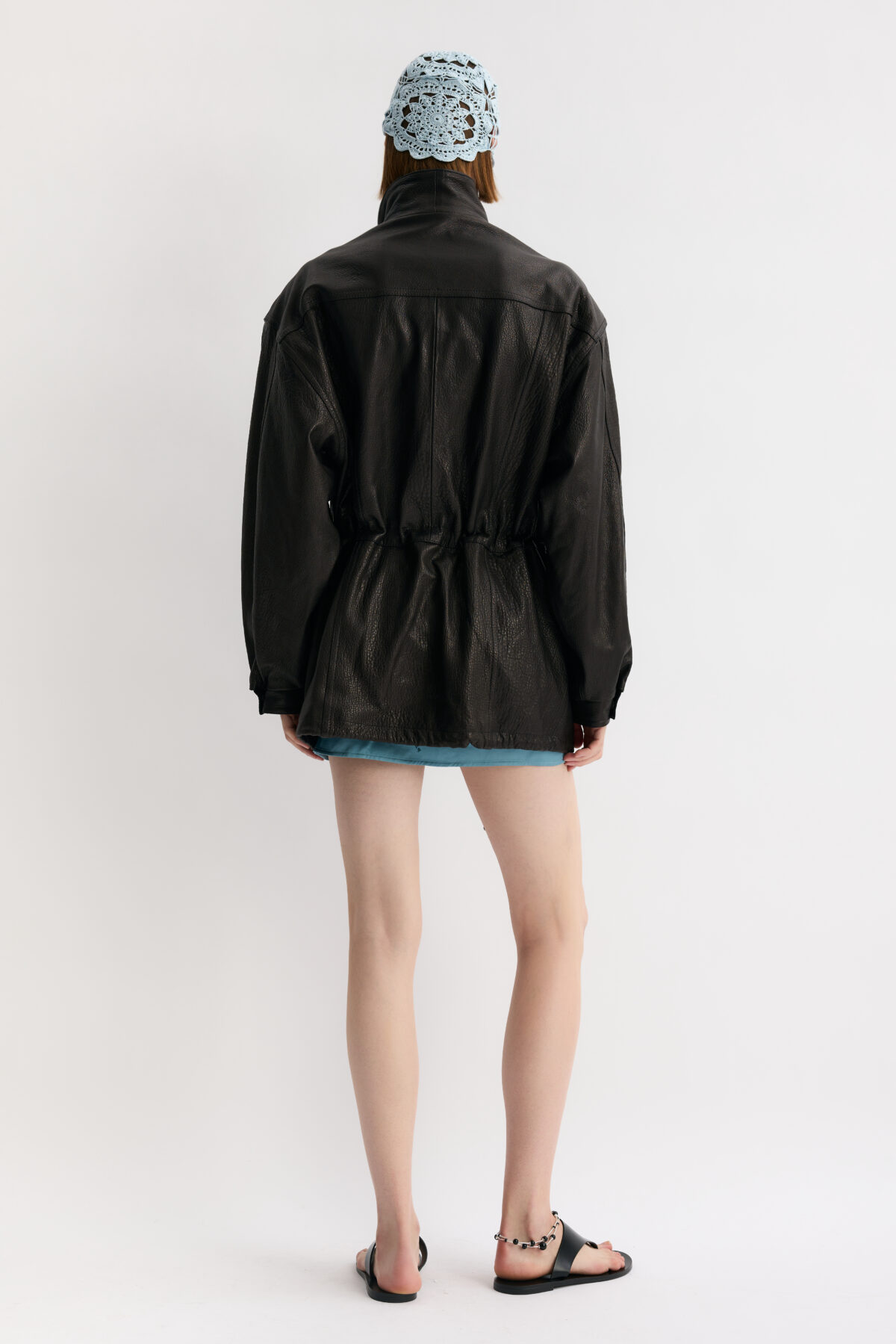 Dłuższa kurtka ze skóry czarnej