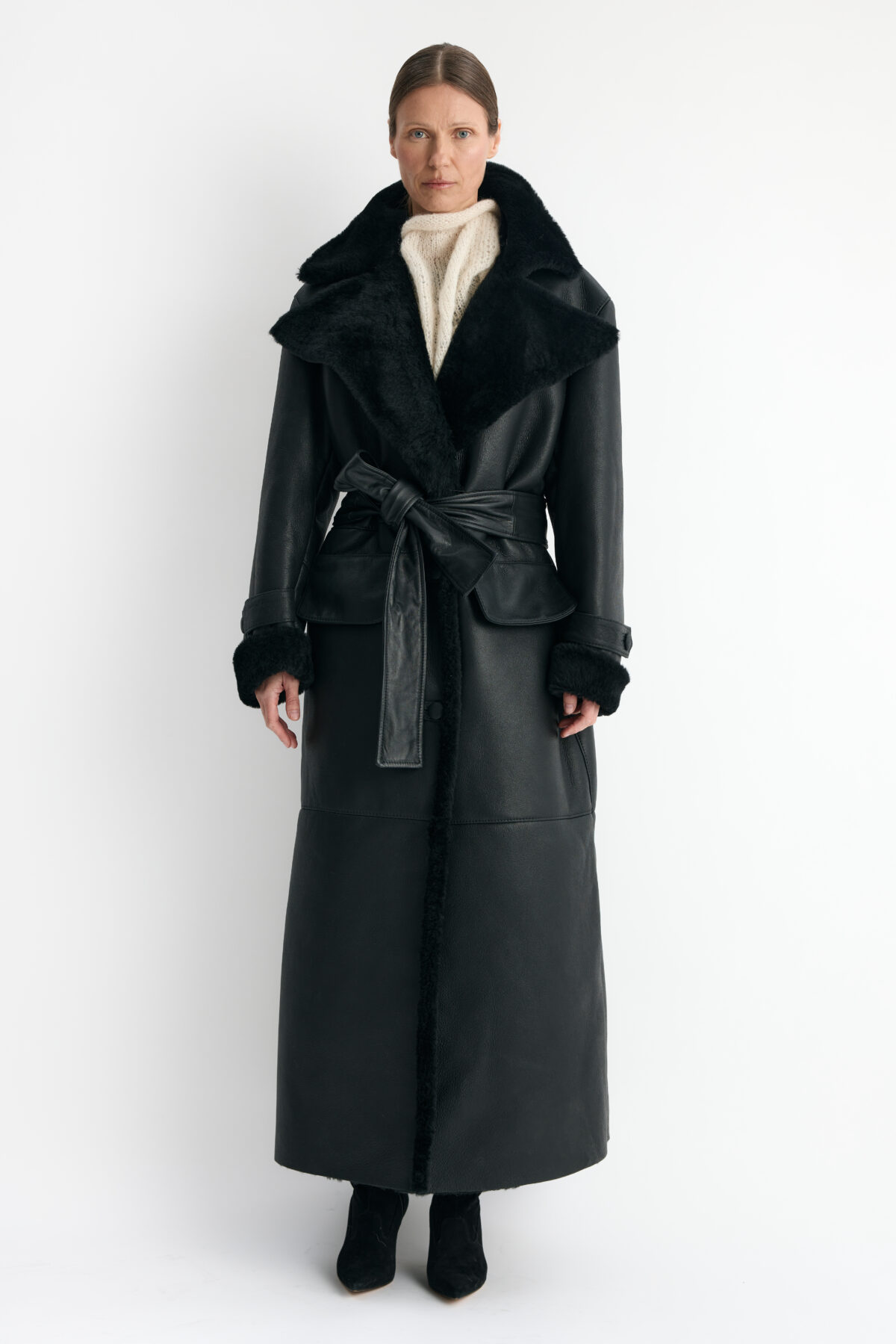 Karen Arcanjo czarny kożuch oversize