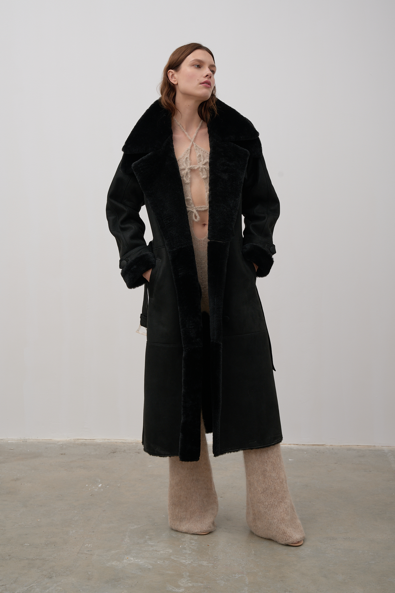 Belted shearling coat in black - KAREN ARCANJO